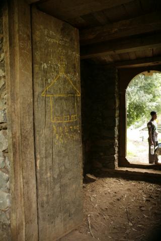 image Entrada a la escuela de novicios del monasterio Kibran Gabriel, Etiopía