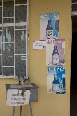 image Cepillo para donativos a los monasterios junto a anuncios de cerveza, Bahar Dar, Etiopía
