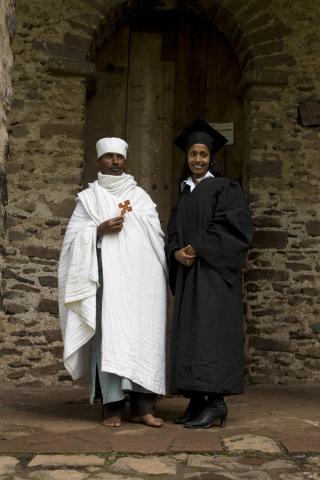 image Estudiante graduada junto a monje del monasterio Debre Birhan Selassie, Etiopía