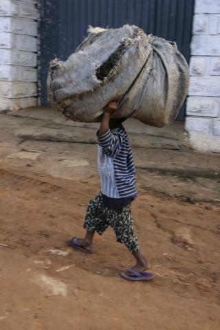 image Niño llevando un fardo en Harar, Etiopía