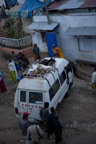image Furgoneta con cabras en el mercado cristiano de Harar, Etiopía