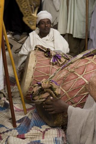 image Monjes de Bete Ammanuel con tambores en Lalibela, Etiopía