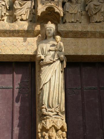 image Parteluz del portal de la Madre de Dios de la Catedral de Amiens, Francia