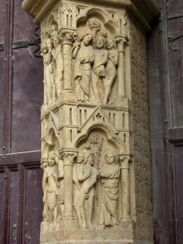 image Parte inferior del parteluz del portal de la Madre de Dios de la Catedral de Amiens, Francia