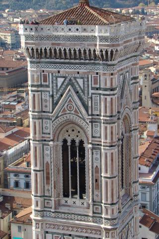 image Vista parcial del Campanile o Campanario del Duomo o Catedral de Florencia, Italia
