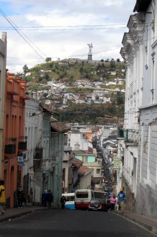 image Colina de El Panecillo desde el centro antiguo de Quito, Ecuador