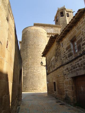image Callejuela con iglesia al fondo en Samaniego, La Rioja alavesa