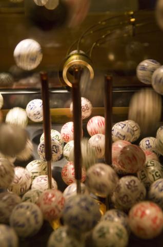 image Bolas numeradas para jugar al bingo en movimiento en la Sala Canoe, Madrid