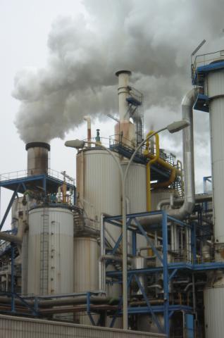 image Chimeneas de una fábrica azucarera expulsando humo, Peñafiel, Valladolid