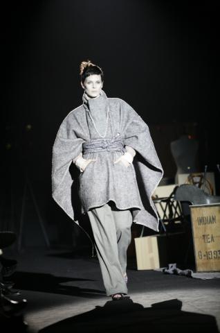 image Bimba Bosé desfilando para David Delfín en la Pasarela Cibeles 2007 luciendo la colección de otoño-invierno del diseñador