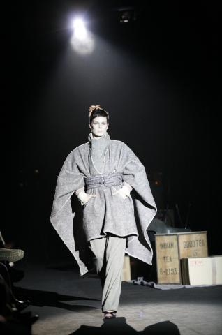 image Bimba Bosé desfilando para David Delfín en la Pasarela Cibeles 2007 luciendo la colección de otoño-invierno del diseñador