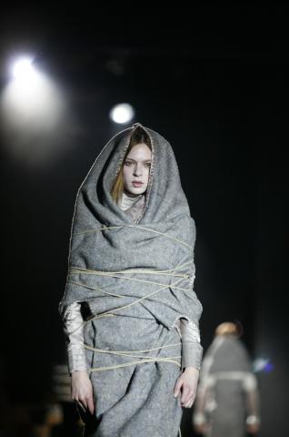 image Modelo desfilando para David Delfín en la Pasarela Cibeles 2007 luciendo la colección de otoño-invierno del diseñador