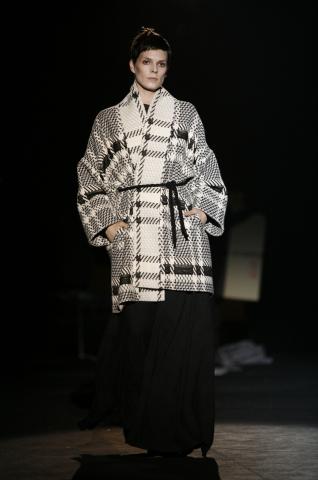 image Bimba Bosé desfilando para David Delfín en la Pasarela Cibeles 2007 luciendo la colección de otoño-invierno del diseñador