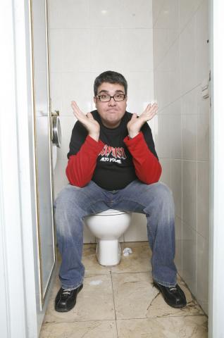 image El actor Florentino Fernández gesticulando sobre un retrete durante la presentación de su película Isi Disi