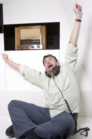 image El cómico Pablo Motos gesticulando en los estudios de radio de los 40 Principales