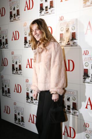 image Personaje famoso posando en un acto