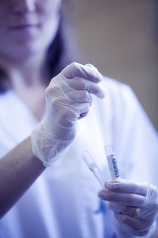 image Detalle de las manos de la trabajadora de un laboratorio en un hospital