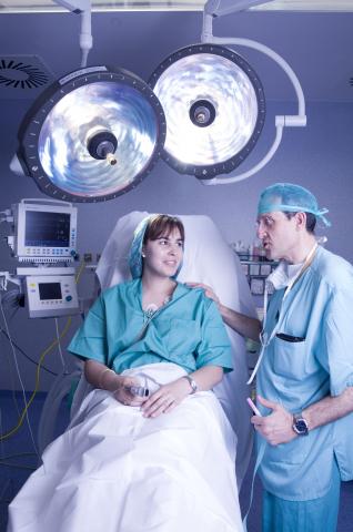 image Un médico hablando con una paciente en un quirófano