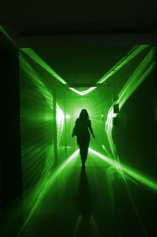 image Mujer caminando por el pasillo de un local de ocio de Madrid