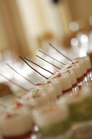 image Postres elaborados con helado y frutas en una mesa del Hotel Palace de Madrid