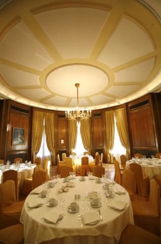 image Mesa preparada para el desayuno en el comedor del Hotel Palace de Madrid