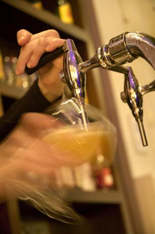 image Mano de un camarero que está sirviendo una cerveza de grifo