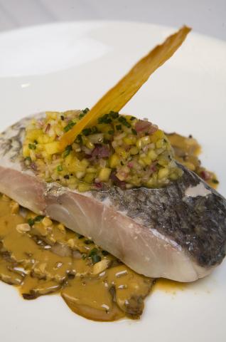 image Plato de merluza con salsa de mostaza y setas