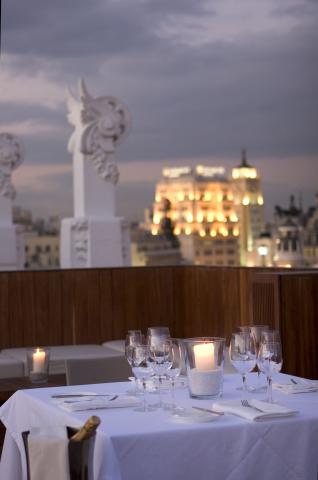 image Mesa de la azotea del Hotel Meliá Madrid Reina Victoria