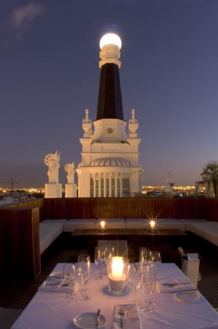 image Vistas al atardecer desde la azotea del Hotel Meliá Madrid Reina Victoria