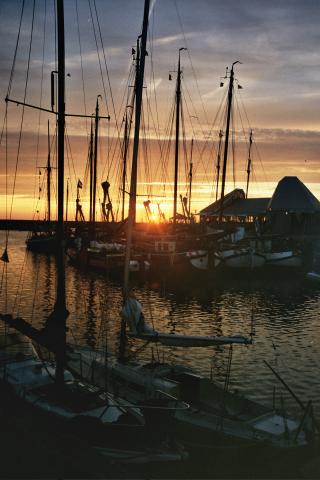 image Barcos amarrados a puerto al atardecer, Stavoren, Holanda