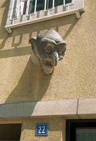 image Cabeza grotesca de piedra en la fachada de un edificio, Luxemburgo, Países Bajos