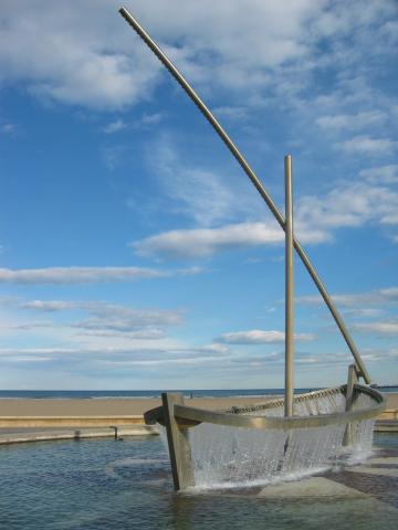 image Fuente dedicada a la actividad marinera en el paseo marítimo de la playa de la Malvarrosa, Valencia