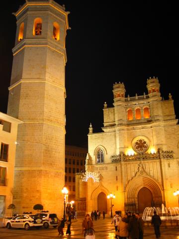 image Vista nocturna de la Concatedral de Santa María y El Fadrí, Castellón