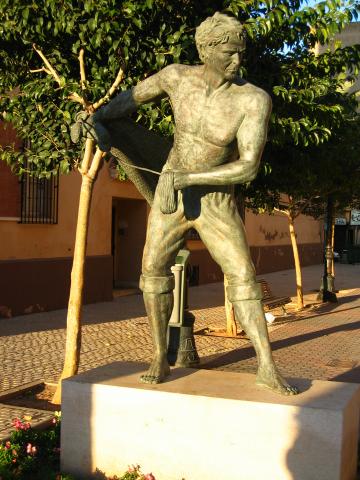 image Monumento al pescador en Puerto Azahar, Castellón