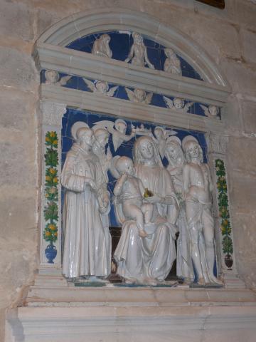 image Relieve de cerámica con motivos religiosos, obra de la familia della Robbia, en la Catedral, Sevilla