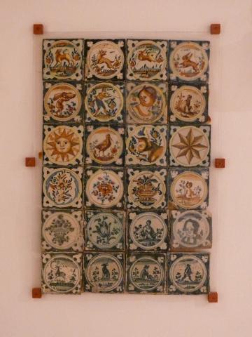 image Azulejos decorados en el Pabellón Mudéjar, sede del Museo de Artes Populares, en el Parque de María Luisa, Sevilla