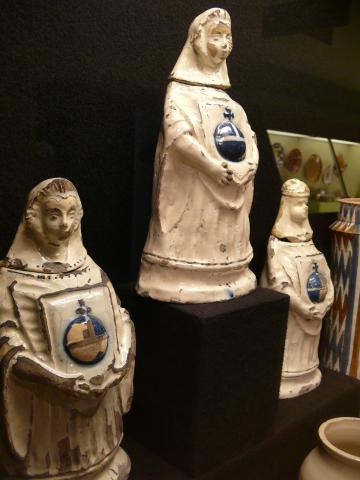 image Cerámicas decoradas en el Pabellón Mudéjar, sede del Museo de Artes Populares, en el Parque de María Luisa, Sevilla