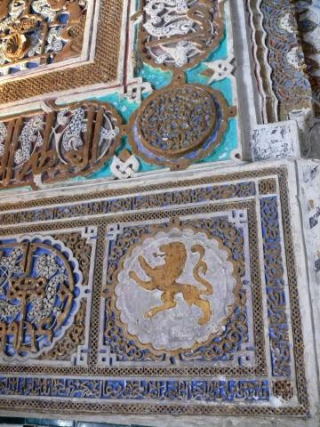 image Detalle de la decoración de cerámica en los Reales Alcázares, Sevilla