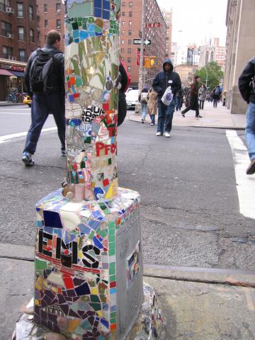image Farola decorada con azulejos en el distrito Little Italy de Manhattan, Nueva York, Estados Unidos