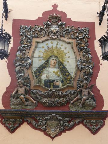 image Azulejo con la imagen de la Virgen de la Soledad en la Hermandad de la Santa Cruz, Sevilla