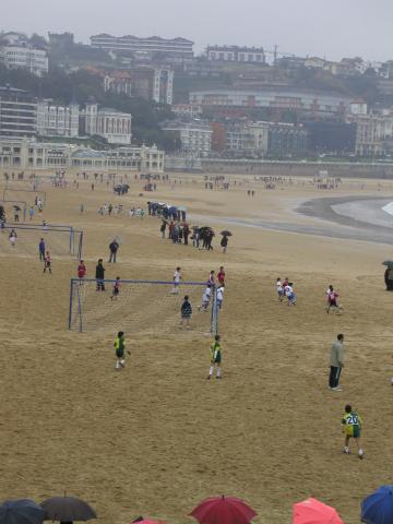 image Partido de fútbol en la playa de la Concha, Donostia-San Sebastián, Guipúzcoa
