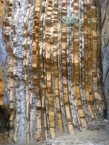 image Rocas junto a El Peine de los Vientos, Donostia-San Sebastián