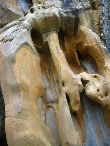 image Rocas junto a El Peine de los Vientos, Donostia-San Sebastián