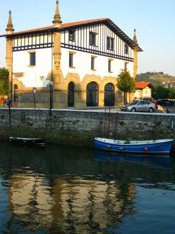 image Edificio del ayuntamiento, Zumaya, Guipúzcoa