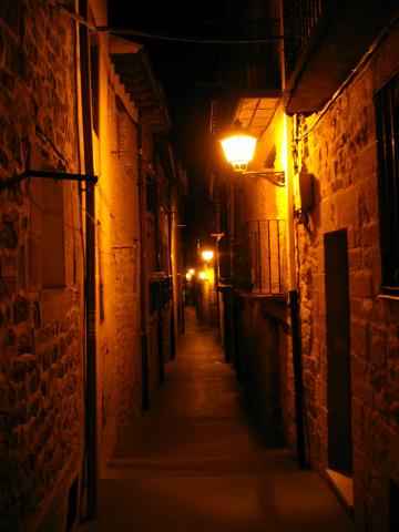 image Vista nocturna de la calle Víctor Tapia, Laguardia, Álava