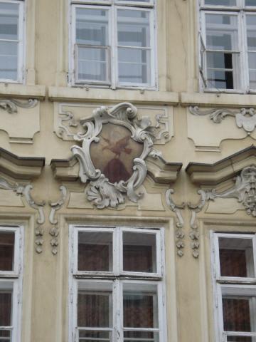 image Blasón en la fachada de un edificio del Barrio de Mala Strana, Praga, República Checa