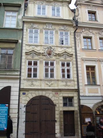 image Fachada de un edificio del Barrio de Mala Strana con un blasón, Praga, República Checa