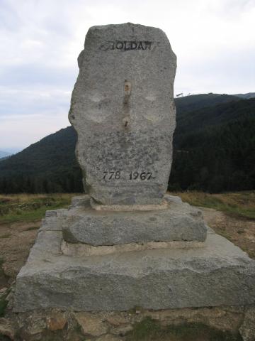 image Monolito a Roldán en el puerto de Ibañeta, Navarra