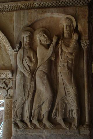 image Pilar con relieve de Los discípulos de Emaús en el Monasterio de Santo Domingo de Silos, Burgos
