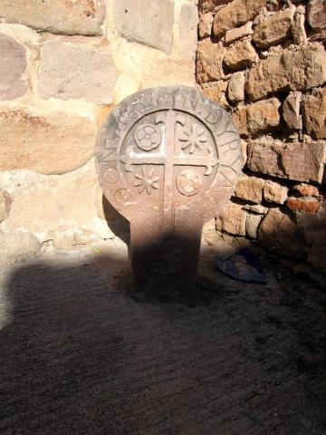 image Hito medieval de piedra del Camino de Santiago a la entrada a Cirauqui, Navarra